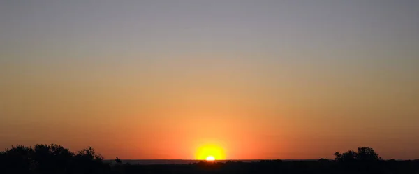 Πανοραμική Θέα Του Ηλιοβασιλέματος Πάνω Από Αγροτικό Τοπίο Οριζόντια Βολή — Φωτογραφία Αρχείου