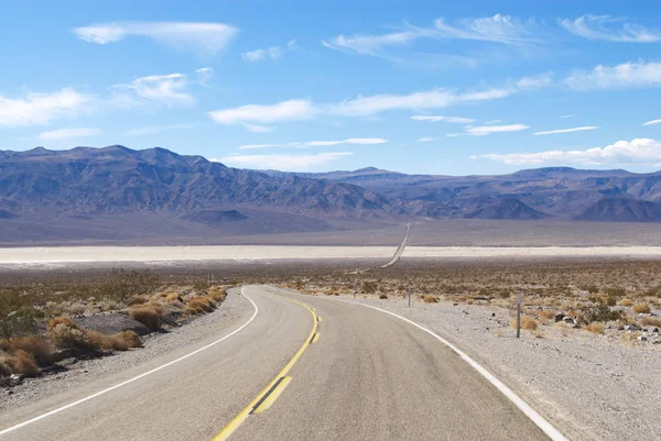 Zweispurige Autobahn Die Durch Wüste Ebenen Mit Bergen Hintergrund Führt — Stockfoto