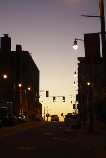 Stadsstraat Bij Zonsondergang Verticaal Schot — Stockfoto