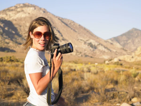 Jovem Mulher Usando Óculos Sol Sorrindo Segurando Câmera Tiro Horizontal — Fotografia de Stock