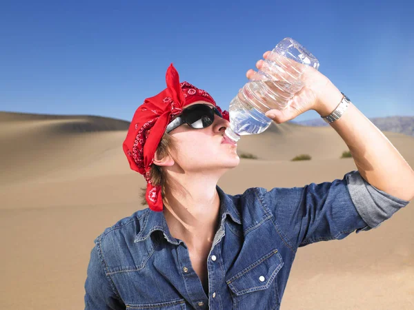 Ein Junger Mann Mit Sonnenbrille Und Rotem Kopftuch Trinkt Eine — Stockfoto