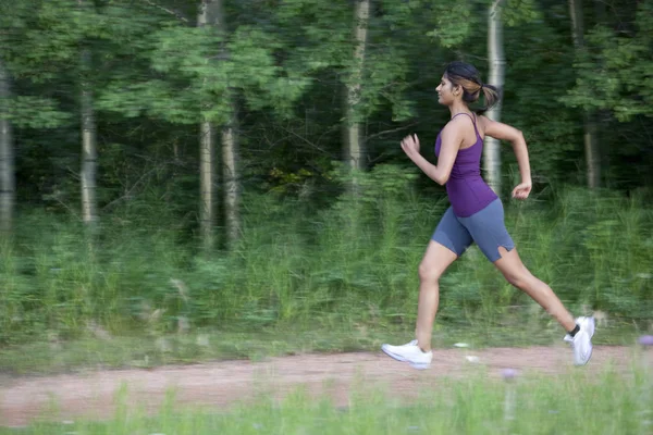 Eine Attraktive Junge Frau Sportkleidung Geht Auf Einem Parkweg Spazieren — Stockfoto