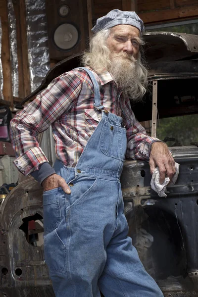 Sakallı Tulumlu Yaşlı Bir Adamın Düşük Açılı Portresi Garajda Bir — Stok fotoğraf