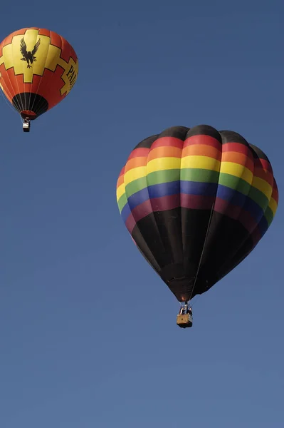 オハイオ州シャーリン滝の花の時間祭で空気中の熱気球の低角度ビュー — ストック写真