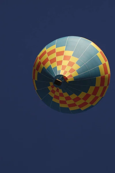 Χαμηλή Γωνία Άποψη Ενός Αερόστατου Θερμού Αέρα Στον Αέρα Στο — Φωτογραφία Αρχείου