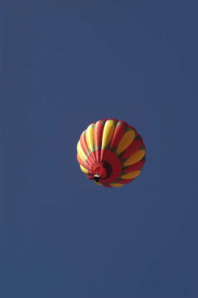 オハイオ州シャーリン滝の花の時間祭で空気中の熱気球の低角度ビュー — ストック写真