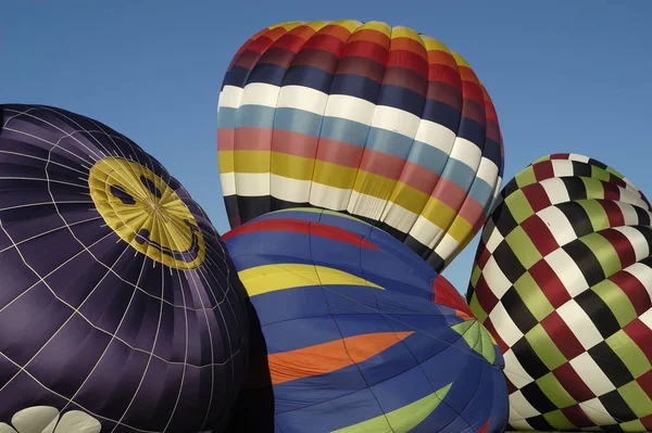 Teilweise Aufgeblasene Heißluftballons Boden Beim Blütenfest Chagrin Falls Ohio Horizontalschuss — Stockfoto
