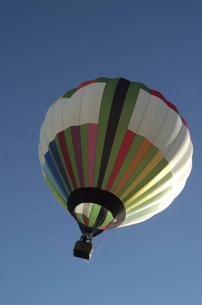 在俄亥俄州查格林瀑布举行的花时间节上 一个热气球在空气中的低角度图像 垂直射击 — 图库照片