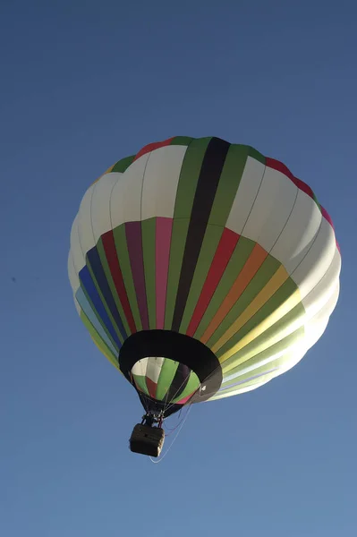 Vista Bajo Ángulo Globo Aire Caliente Aire Blossom Time Festival —  Fotos de Stock