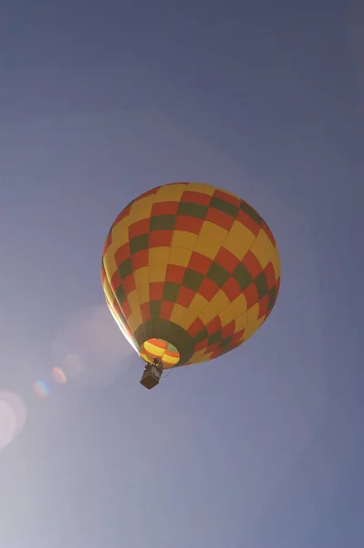 Χαμηλή Γωνία Άποψη Ενός Αερόστατου Θερμού Αέρα Στον Αέρα Στο — Φωτογραφία Αρχείου