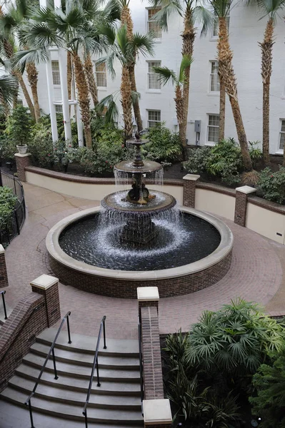 Brick Lined Fountain Middle Atrium Lined Palm Trees Vertical Shot — Stock Photo, Image