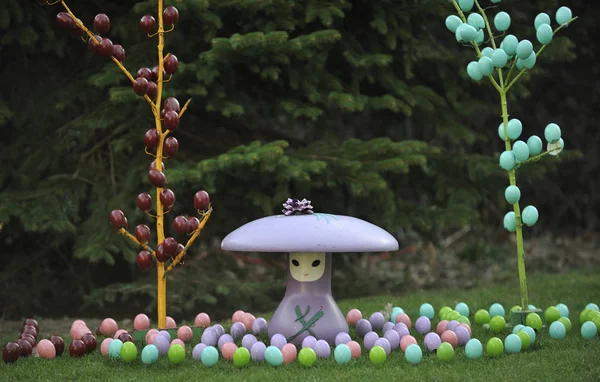 Ornamento Gramado Cogumelos Antropomorfados Cercado Por Ovos Coloridos Quintal Grama — Fotografia de Stock