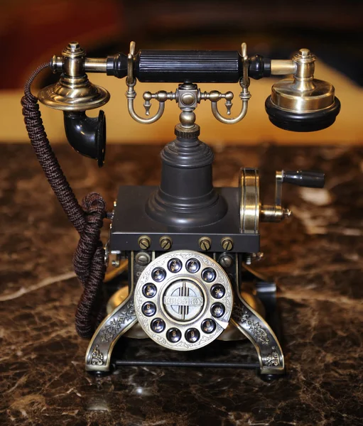 在大理石桌子上的一个华丽的老式旋转电话的高角形视图 垂直射击 — 图库照片
