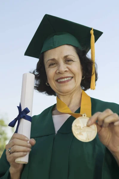 Diplomato Senior Con Diploma Medaglia All Esterno Ritratto — Foto Stock