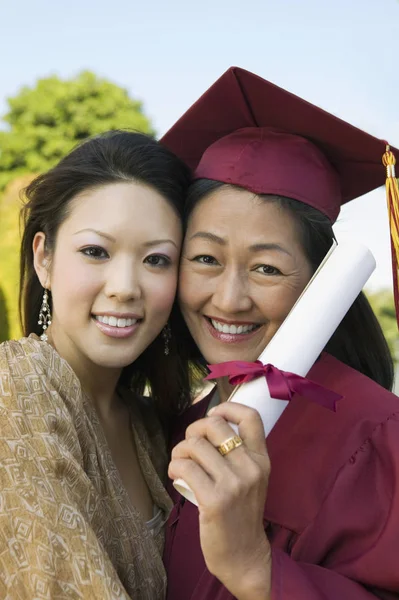 Senior Graduate Abbracciando Figlia Fuori Ritratto — Foto Stock