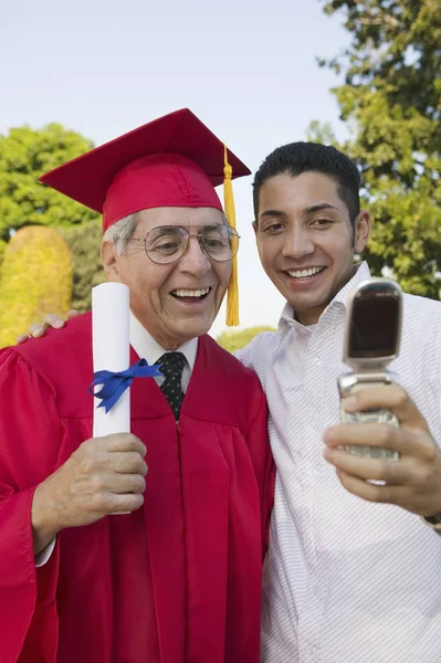 Senior Graduate Figlio Scattare Foto Con Cellulare Fuori — Foto Stock