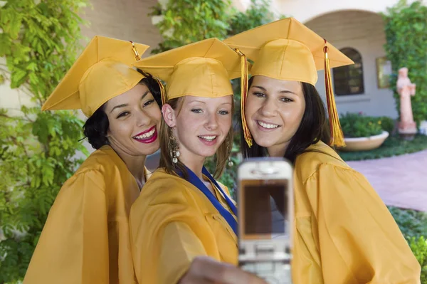 Laureati Scattare Foto Con Telefono Cellulare All Esterno Vista Frontale — Foto Stock