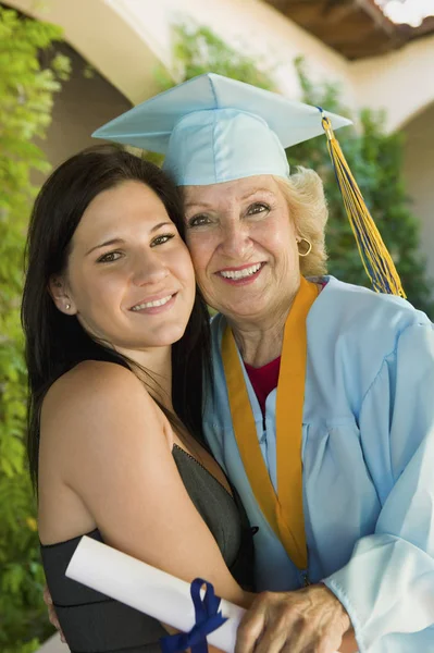 Senior Graduate Hugging Granddaughter Retrato —  Fotos de Stock