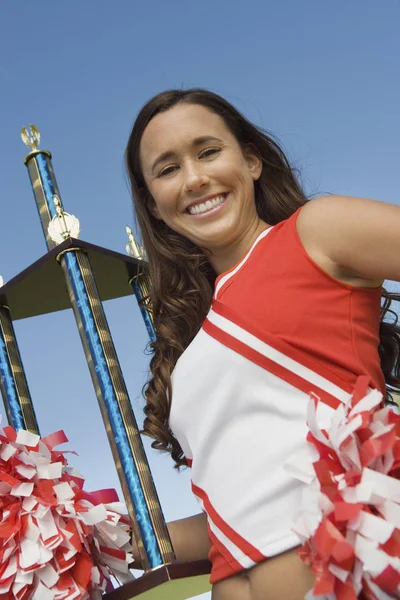 Sorridente Cheerleader Possesso Trofeo Ritratto Vista Angolo Basso — Foto Stock