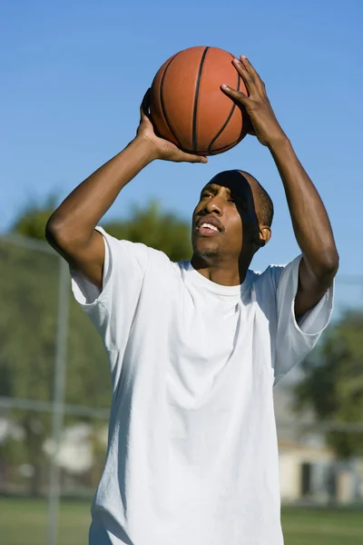 Hombre Que Aspira Disparar Contra Baloncesto —  Fotos de Stock