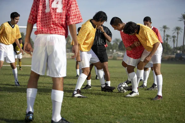 Jogadores Futebol Competindo Pela Bola — Fotografia de Stock