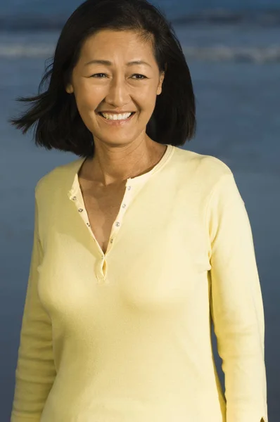 Smiling Woman Beach — Stock Photo, Image