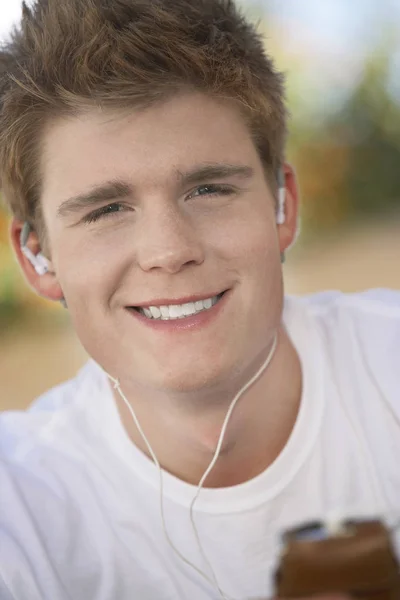 Jonge Man Luisteren Naar Muziek Hoofdtelefoon — Stockfoto