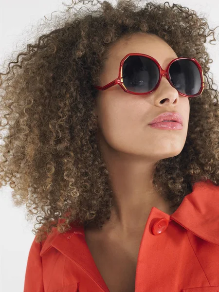 Portrait Une Belle Femme Aux Cheveux Bouclés — Photo