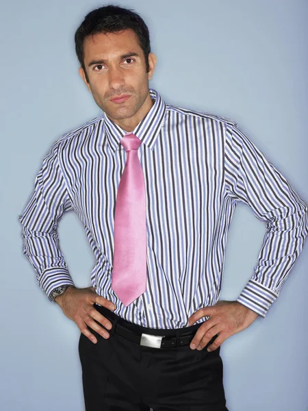 Porträt Eines Selbstbewussten Geschäftsmannes Vor Grauem Hintergrund — Stockfoto