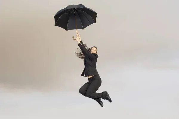 Fallende Frau Mit Regenschirm — Stockfoto