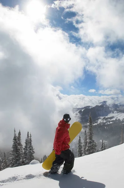 Snowboarder Piesze Wycieczki Znalezienia Świeżego Śniegu — Zdjęcie stockowe