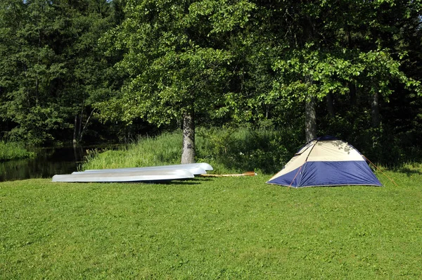 Zelt Und Boote Auf Einer Wiese — Stockfoto