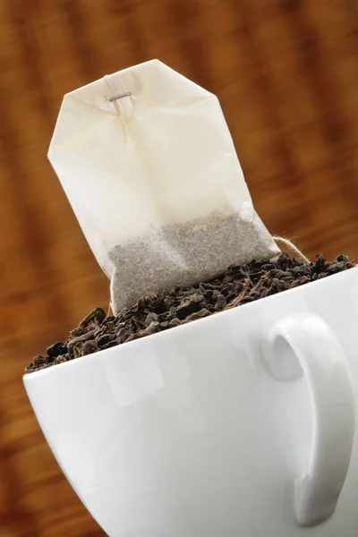 Sehpanın Üzerinde Şeker Tozu Olan Kahve Fincanı — Stok fotoğraf
