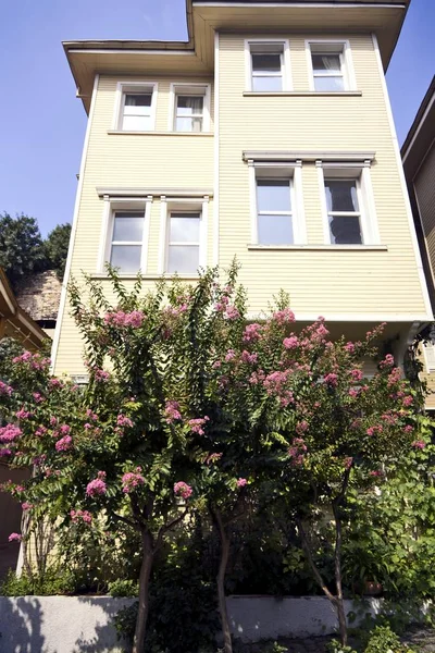 Hermosa Casa Lujo Con Balcón Jardín —  Fotos de Stock