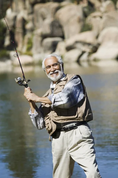 Uomo Anziano Pesca Con Canna Nel Fiume — Foto Stock