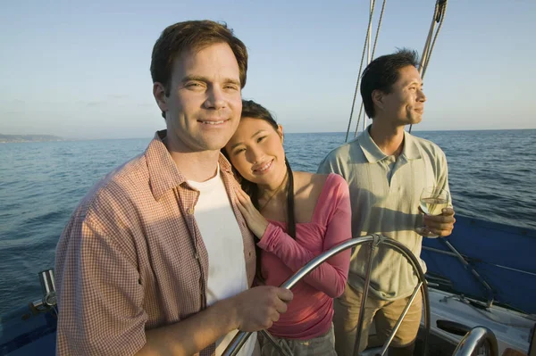 Paar Met Een Vriend Boot — Stockfoto