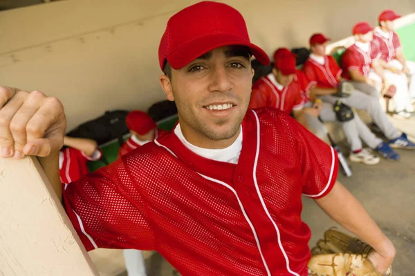 一个穿着红色T恤 拿着棒球棒的年轻人的画像 — 图库照片