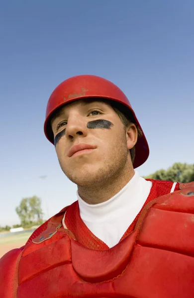 Portret Van Een Man Met Een Rode Helm — Stockfoto