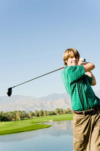 Jovem Balançando Clube Golfe — Fotografia de Stock