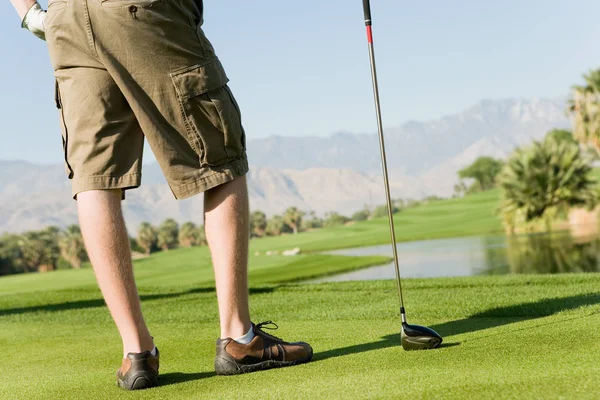 Homem Que Prende Clube Golfe Pôr Verde — Fotografia de Stock