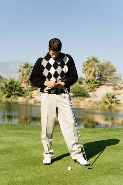 Golfer Marking Scorecard Miközben Áll Zöld — Stock Fotó