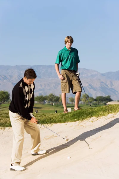 Golfer Felkészülés Hit Out Sand Trap — Stock Fotó