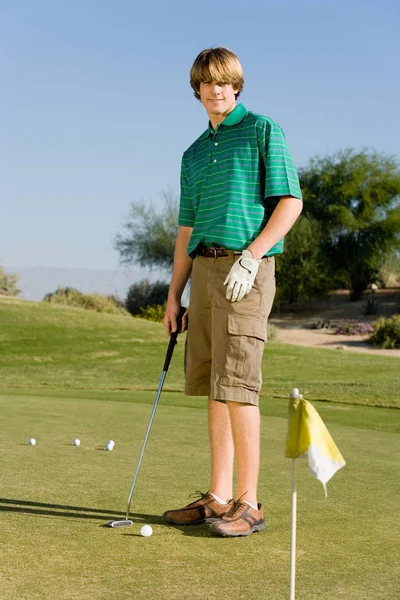 Golfer Auf Übungs Grün — Stockfoto