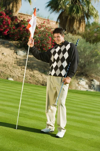 Golfer Uvedení Green Holding Pin — Stock fotografie