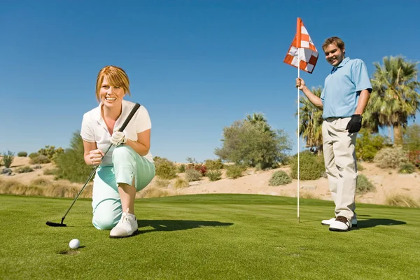 Golfer Versenkt Putt Auf Grün — Stockfoto