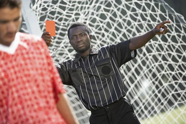 Árbitro Futebol Segurando Cartão Vermelho — Fotografia de Stock