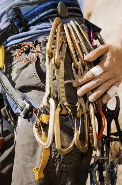 Escalador Con Mosquetones Alrededor Cintura — Foto de Stock