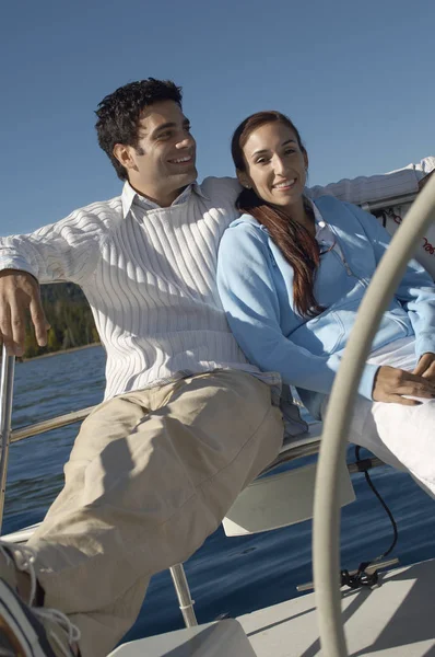 Retrato Pareja Joven Sillas Cubierta — Foto de Stock