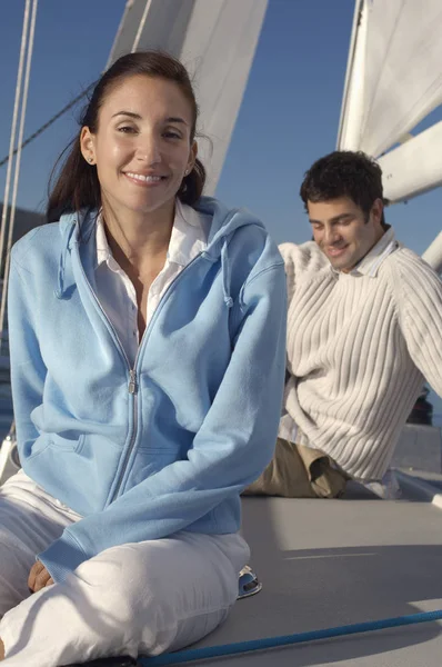 Pareja Sentada Cubierta Del Velero — Foto de Stock