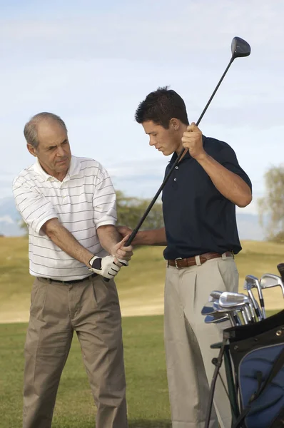 Giovane Uomo Che Aiuta Uomo Con Sua Presa Sul Golf — Foto Stock